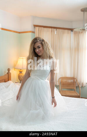 Jeune épouse se prépare - soleil du matin et matin de jour de mariage Banque D'Images