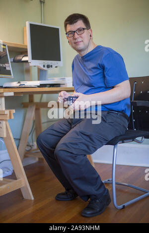 Homme avec une déficience visuelle utilisant sa technologie pour communiquer Banque D'Images