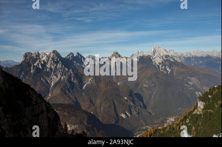 Vue aérienne de la vallée de Longarone à côté du Dolomites italiennes Banque D'Images