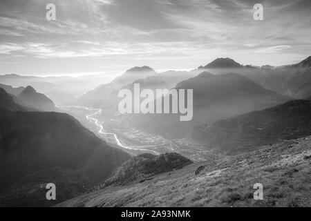 Vue aérienne de la vallée de Longarone à côté du Dolomites italiennes Banque D'Images