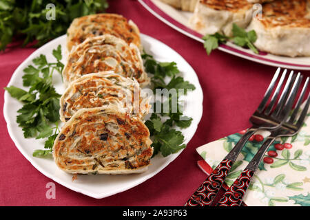 Lavash frit avec des pommes de terre et les rouleaux de champignons sont situés sur un plateau Banque D'Images