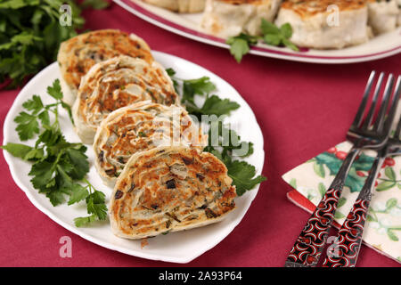 Lavash frit avec des pommes de terre et les rouleaux de champignons sont situés sur un plateau Banque D'Images