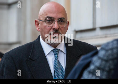 Londres, Royaume-Uni. 12 novembre, 2019. Nadhim Zahawi, Conservateur PPC pour Stratford sur Avon, arrive au bureau du Cabinet pour une réunion du comité d'urgence Cobra s'est réuni pour discuter de la réponse du gouvernement à des inondations dévastatrices dans le nord de l'Angleterre. Selon les rapports de la BBC, 39 avertissements d'inondations sont restées en place la nuit dernière, dont cinq avertissements sévères affectant la rivière Don dans le Yorkshire du Sud. Credit : Mark Kerrison/Alamy Live News Banque D'Images