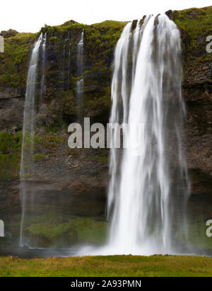 Cascade cascade de Seljalandsfoss 195 pieds (60M) Sudhurland dans le sud de l'Islande, Europe Banque D'Images