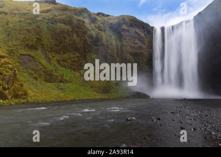 Cascade cascade Skogafoss dans le sud de l'Islande, Europe Banque D'Images