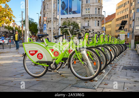 Paris, France - Nov 6, 2019 : les espaces verts location de vélos dans le centre de la capitale hongroise. Partage des vélos. Eco-friendly moyens de transport. Mesure écologique dans les villes. Les vélos. Banque D'Images