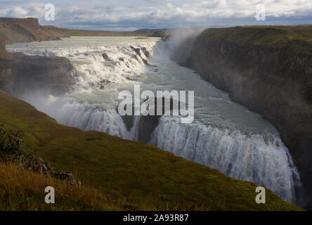 Une vue à couper le souffle de Gullfoss chute à deux niveaux situé dans le canyon de la rivière Hvita sur le cercle d'or dans le sud-ouest, l'Islande Banque D'Images