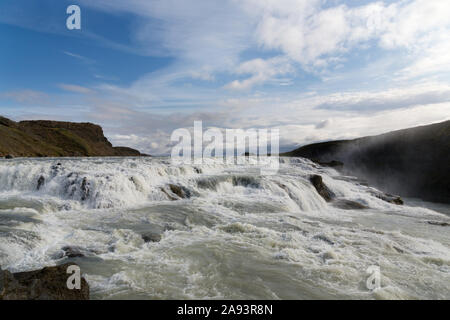 Une vue à couper le souffle de Gullfoss chute à deux niveaux situé dans le canyon de la rivière Hvita sur le cercle d'or dans le sud-ouest, l'Islande Banque D'Images