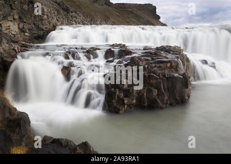 Une vue à couper le souffle de Gullfoss chute à deux niveaux situé dans le canyon de la rivière Hvita sur le cercle d'or dans le sud-ouest, l'Islande Banque D'Images