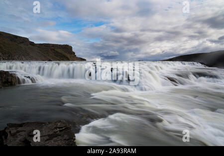 Une vue à couper le souffle de Gullfoss chute à deux niveaux situé dans le canyon de la rivière Hvita sur le cercle d'or dans le sud-ouest, l'Islande Banque D'Images