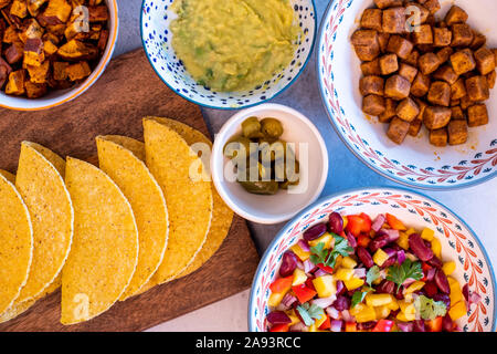 Maison Vegan délicieux tacos avec patates douces, tofu, sauce à l'avocat, jalapeno et salsa de mangue Banque D'Images