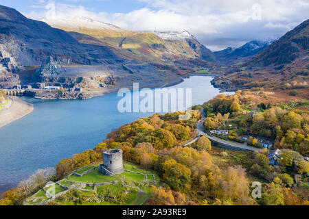 Château de Dolbadarn, Llanberis, Gwynedd, Pays de Galles, Royaume-Uni. 9 novembre 2019. Le soleil d'hiver illumine le château de Dolbadarn lac Llyn Padarn et, au pied de l'al. Banque D'Images