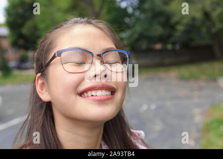 Portrait d'une jeune fille heureuse avec un handicap d'apprentissage Banque D'Images