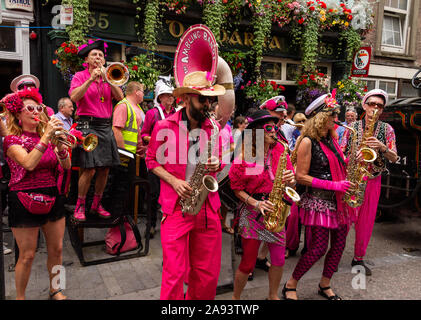 Jazz Band de rue portant des vêtements rose jouant à Clonakilty Irlande Banque D'Images