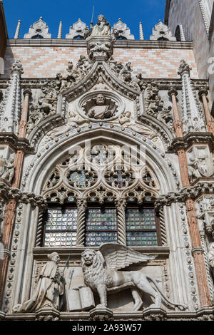 Vue de la façade gothique superbe de Porto della carta - l'une des portes dans le Palais des Doges, également connu sous le nom de Palazzo Ducale, dans la ville de ve Banque D'Images