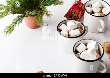 Chocolat chaud, le cacao sur le tableau blanc de fête traditionnelle, l'automne et l'hiver boisson chaude avec de la guimauve en blanc tasses, Close up Banque D'Images