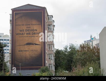 Istanbul, Turquie - Novembre-11.2019 : La voiture est de marque Rolls Royce sur le panneau publicitaire. Banque D'Images