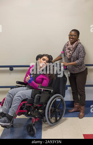 Fille atteinte de sclérose tubéreuse apprenant à l'école avec gardien Banque D'Images