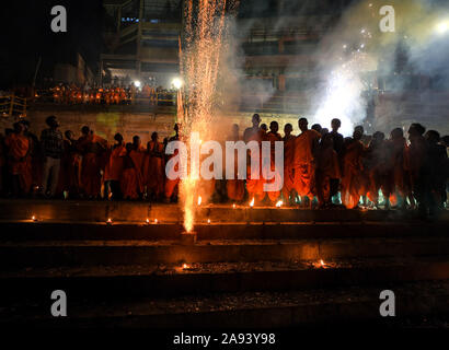 Varanasi, Inde. 12 Nov, 2019. Moine indien les enfants jouent avec des feux d'artifice à la veille de Dev Deepavali à Varanasi.Dev Deepavali est le plus grand festival de la lumière de l'Inde où les dévots décorer la rivière du Gange avec des millions de lampes dans le cadre du festival. Credit : Avishek Das/SOPA Images/ZUMA/Alamy Fil Live News Banque D'Images