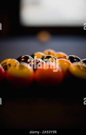 Boules de billard dans la forme d'un triangle sur une table de billard. Banque D'Images