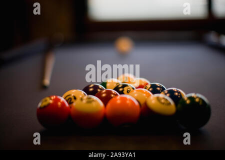 Boules de billard dans la forme d'un triangle sur une table de billard. Banque D'Images