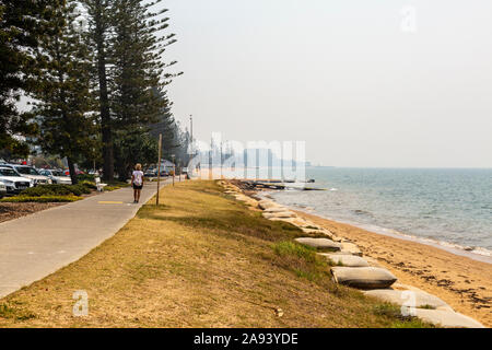 La fumée intense haze couvertures pendant la péninsule de Redcliffe les feux de brousse du nord de la Nouvelle Galles du sud et sud-est du Queensland Banque D'Images