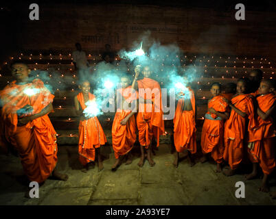 Varanasi, Inde. 12 Nov, 2019. Moine indien les enfants jouent avec des feux d'artifice à la veille de Dev Deepavali à Varanasi.Dev Deepavali est le plus grand festival de la lumière de l'Inde où les dévots décorer la rivière du Gange avec des millions de lampes dans le cadre du festival. Credit : Avishek Das/SOPA Images/ZUMA/Alamy Fil Live News Banque D'Images