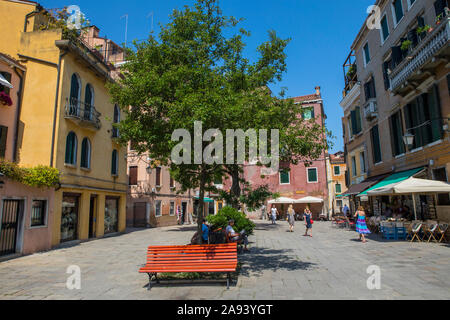 Venise, Italie - 20 juillet 2019 : Le beau et charmant Campo Santa Maria Nova dans la ville historique de Venise, Italie. Banque D'Images