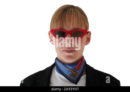 Portrait femme blonde avec expression neutre wearing red cat-eye lunettes de soleil et un foulard en soie, fond blanc Banque D'Images