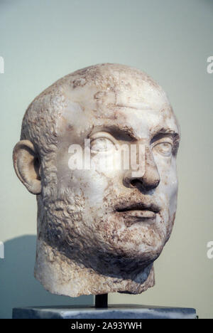 Buste ou tête d'un homme statue - Musée Archéologique National, Athènes, Grèce. Decimus Célius Calvinus Balbinus Pius Augustus Banque D'Images