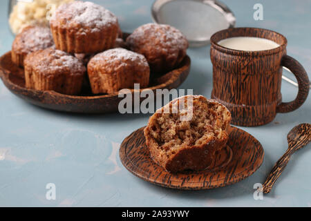 Flocons d'avoine muffins aux bananes saupoudrée de sucre glace sur une plaque de coco, l'orientation horizontale Banque D'Images