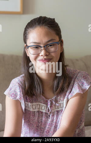 Portrait d'une jeune fille heureuse avec un handicap d'apprentissage Banque D'Images