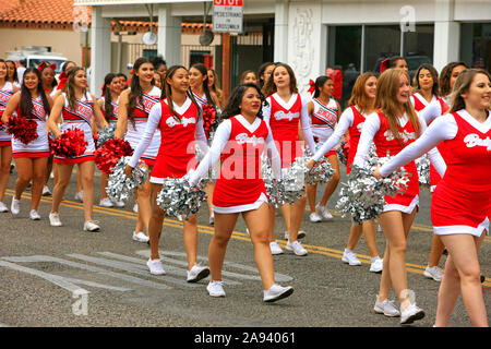 Cheerleaders de l'équipe de football de blaireaux Haut Tucson de Tucson AZ Banque D'Images