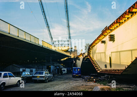 Le pont Humber en construction, 1979. Montrant les sections de la plate-forme sur le sol et la première section de la terrasse vient d'être soulevée. Près de Kingston upon Hull, Yorkshire, Angleterre, Royaume-Uni Banque D'Images