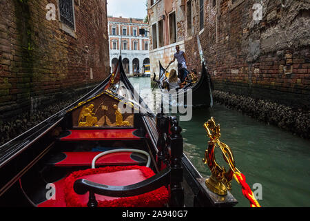 Venise, Italie - 21 juillet 2019 : voir tout sur une gondole dans la belle ville de Venise en Italie. Banque D'Images