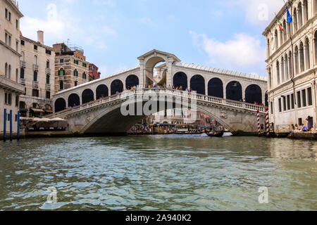 Venise, Italie - 21 juillet 2019 : Le Pont du Rialto vue du Grand Canal à Venise, Italie. Banque D'Images