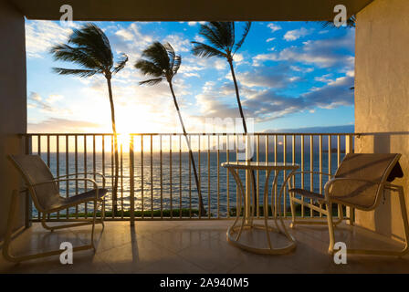 Place assise sur un balcon avec une vue tropicale, Kamaole une et deux plages, Kamaole Beach Park ; Kihei, Maui, Hawaii, États-Unis d'Amérique Banque D'Images