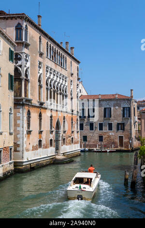 Venise, Italie - 21 juillet 2019 : un bateau le long d'un des canaux dans le quartier Cannaregio de Venise, Italie. Banque D'Images