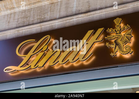 Venise, Italie - 21 juillet 2019 : Le logo de Lindt au-dessus de l'entrée principale de leur boutique dans le quartier Cannaregio de Venise en Italie. Banque D'Images