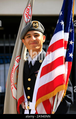 ROTC cadet unité drapeau et le Stars and Stripes au Veterans day parade à Tucson AZ Banque D'Images