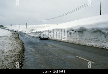 Les amoncellements de neige près de pont, Thurlstone Dunford, Yorkshire, UK, au cours de l'hiver rigoureux de 1986. Prise en février 1986, l'une des plus froides sur l'enregistrement. Banque D'Images