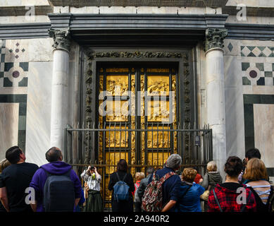 Foule de touristes d'admirer la célèbre Porte du Paradis en bronze doré au baptistère de St Jean dans le centre historique de Florence, Toscane, Italie Banque D'Images