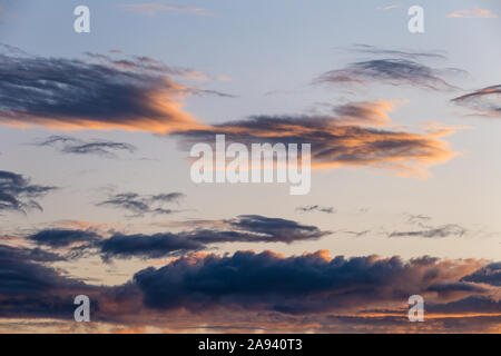 Ciel d'automne avant l'aube, les premiers rayons de soleil la couleur du ciel avec nuages. Contexte, la texture, l'espace pour le texte. Banque D'Images