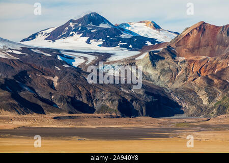 Vue sur le mont Martin surplombant la vallée des dix mille fumes, parc national et réserve de Katmai; Alaska, États-Unis d'Amérique Banque D'Images