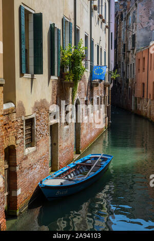 Venise, Italie - 21 juillet 2019 : un bateau amarré sur l'un des canaux dans la belle ville de Venise en Italie. Banque D'Images