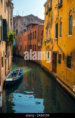 Venise, Italie - 21 juillet 2019 : un bateau amarré sur l'un des canaux dans la belle ville de Venise en Italie. Banque D'Images