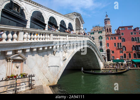 Venise, Italie - 21 juillet 2019 : une gondole sur le point de passer sous le pont du Rialto historique dans la ville de Venise, Italie. Banque D'Images