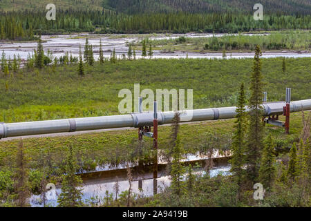 Le pipeline transAlaska se reflète dans un étang à côté de la route Dalton; Alaska, États-Unis d'Amérique Banque D'Images