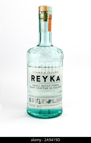 Bouteille de vodka Reyka isolé sur blanc. Reyka est fabriqué en Islande et filtrée par la pierre de lave. Banque D'Images