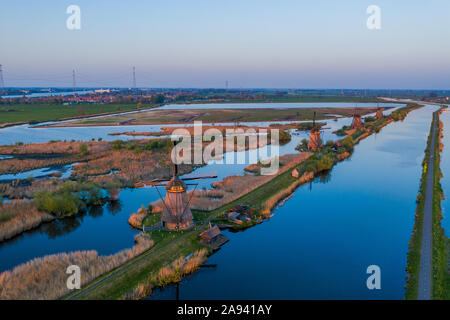 Drone aérien de Kinderdijk moulins à vent dans l'a déposé près de Rotterdam aux Pays-Bas Banque D'Images